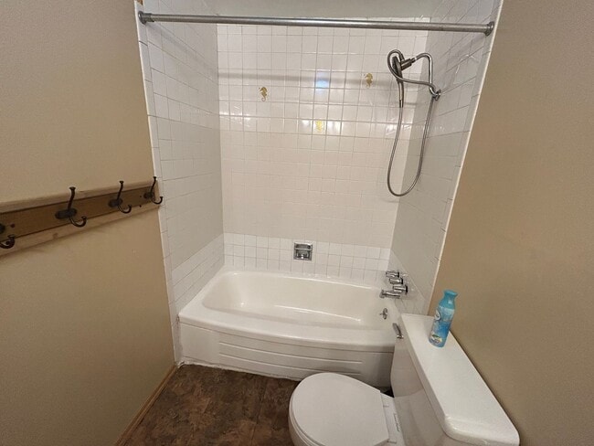 Building Photo - Spacious 3 bedroom, 2 bathroom with large ...