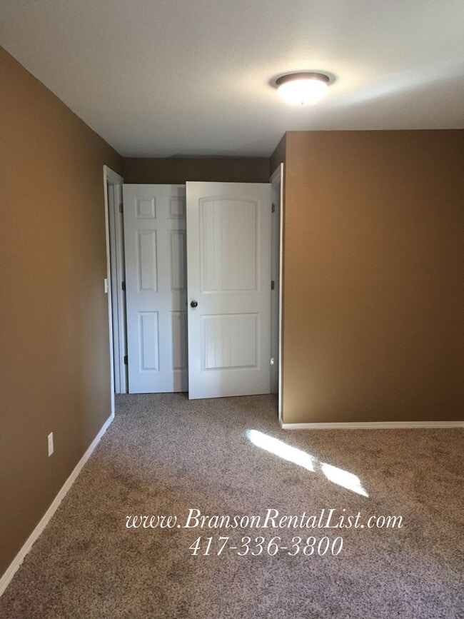 Building Photo - Large 5 Bedroom with lawn care and a community pool