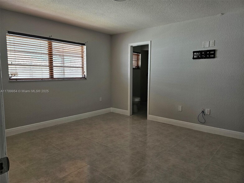 Building Photo - 6455 SW 135th Ave