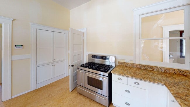 Building Photo - Beautiful 4-Bedroom Home in the Heart of S...