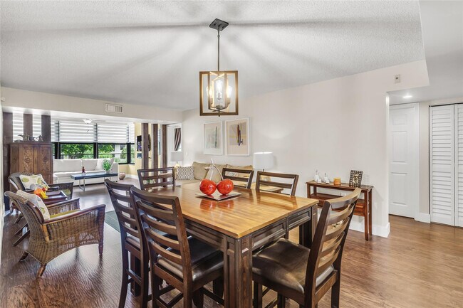 Building Photo - 1719 Whitehall Dr