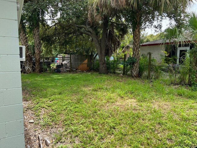Building Photo - Two bed one bath home