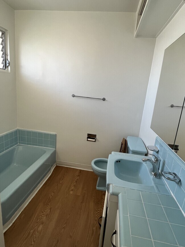 Building Photo - 426 S Rexford Dr