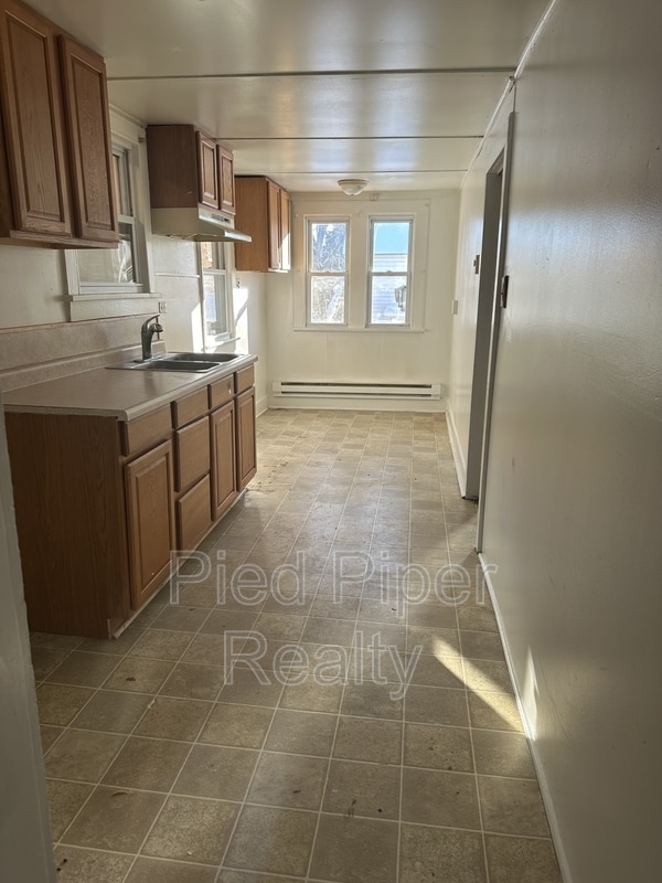 Building Photo - 639 W Pleasant St