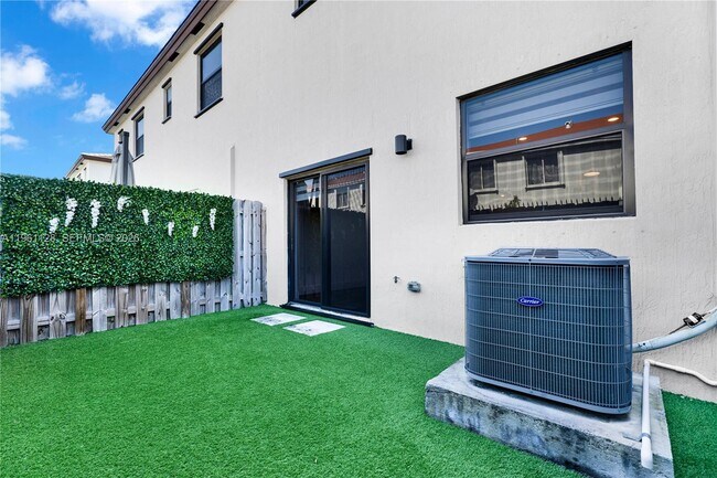 Building Photo - 859 NE 211th St