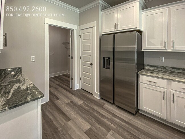Building Photo - 10078 Lakeview Dr