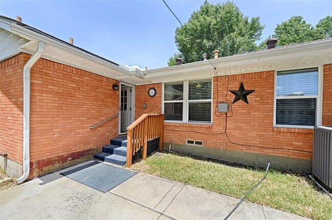 Building Photo - 3042 Newcastle Dr