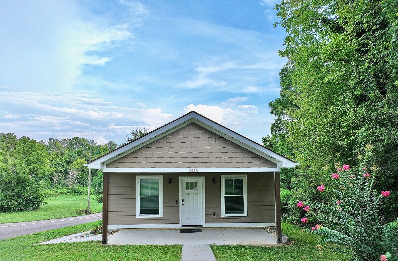 Building Photo - 2226 Riverside Dr
