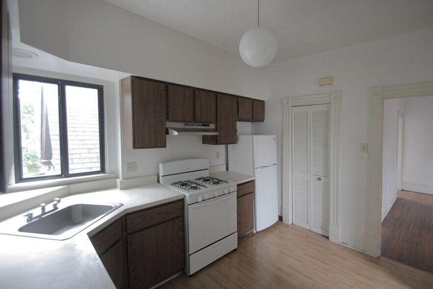 Building Photo - 405 Peebles St