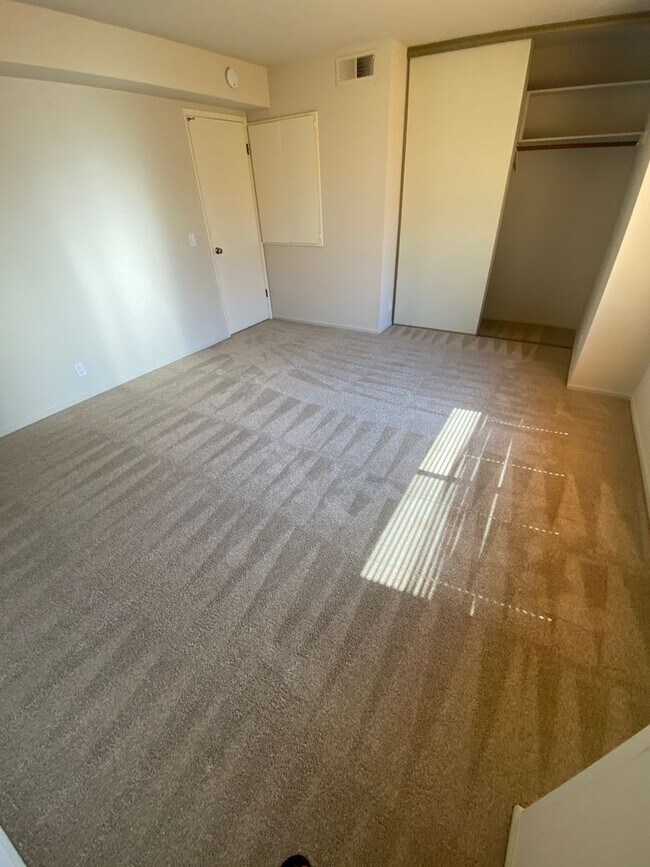 Building Photo - $4900-  Mountain View Townhouse-2 bedroom 2.5 bath.