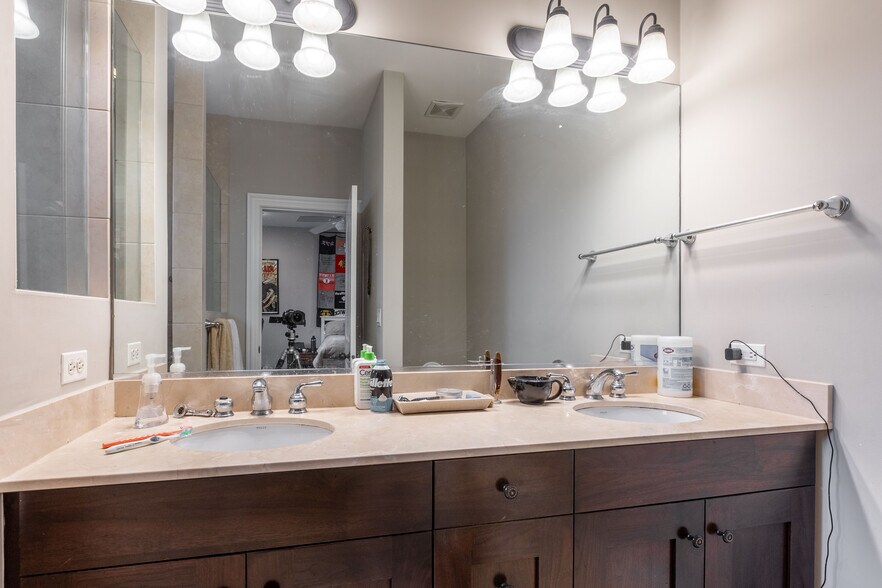 Building Photo - 1138 W Diversey Pky