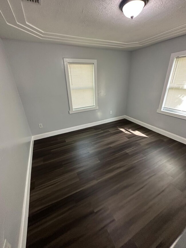 Building Photo - Fully Renovated 3/1 Single Family Ready to...