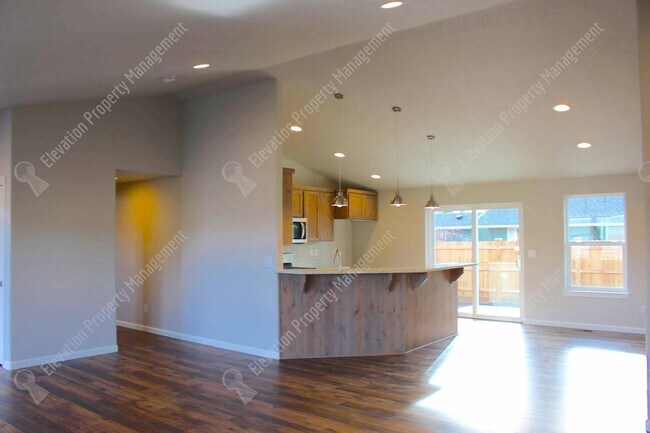 Building Photo - Newer single-level 3 BR home in NW Redmond with fenced backyard and RV parking