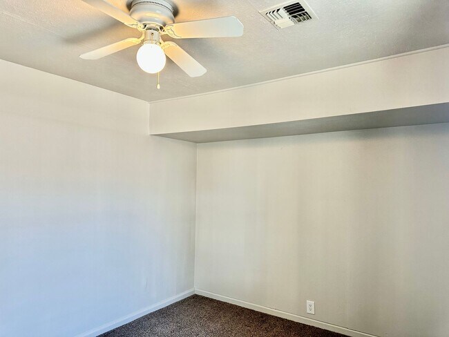 Building Photo - Large 3-Bedroom, 1-Bath Duplex with ALL UT...
