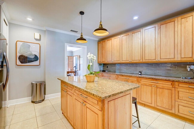 Building Photo - 411 26th St