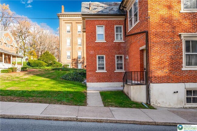 Building Photo - 426 Heckewelder Pl