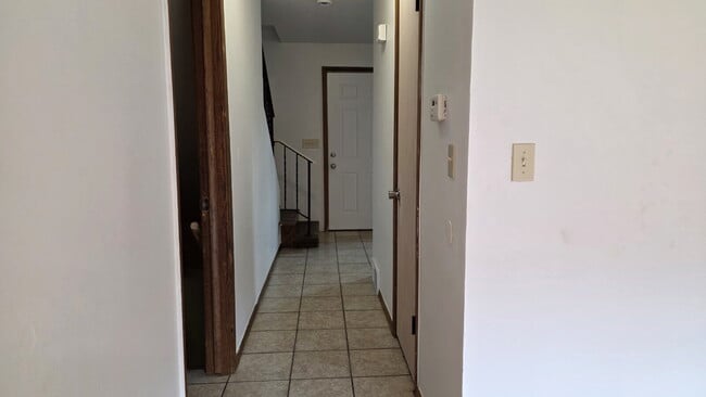 Building Photo - "3-Bed Townhouse with 1.5 Baths in Appleton!