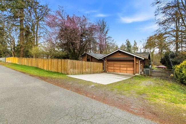Building Photo - ONE LEVEL LIVING in Peaceful & Private Location!