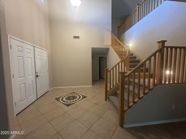 Building Photo - 1359 E Parkview Dr