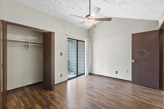 Building Photo - Gorgeous Condo, 2 Bedrooms/2 Balconies/2 Bathrooms - WALK TO CAMPUS! - Reduced Deposit - 50% off ...