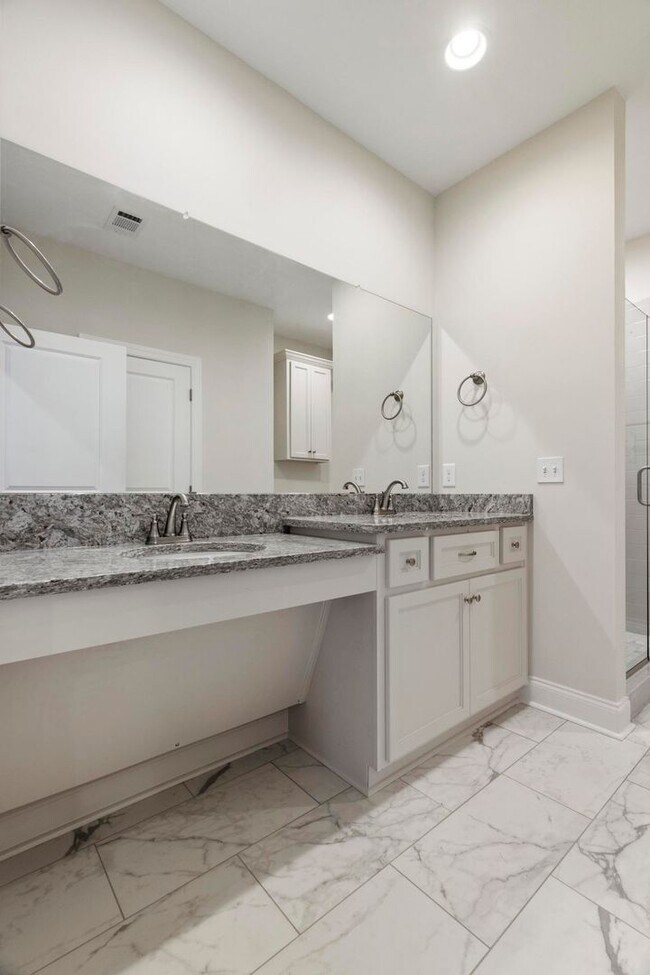 Building Photo - 1642 Academy Dr