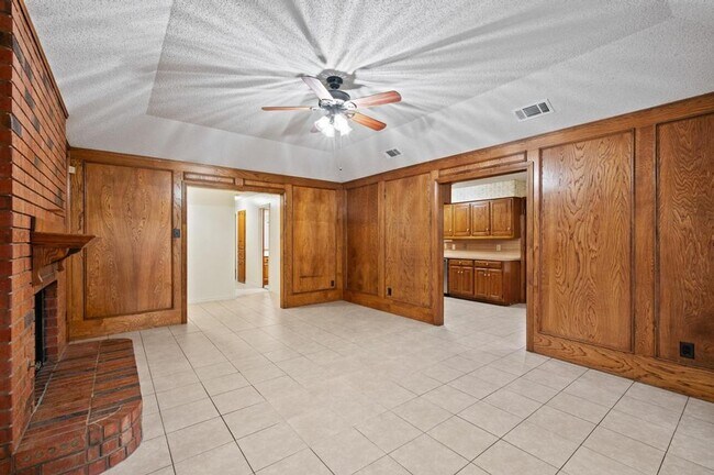 Building Photo - 504 Warbler Dr