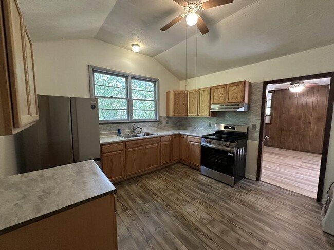 Building Photo - 2564 Lakeview Dr