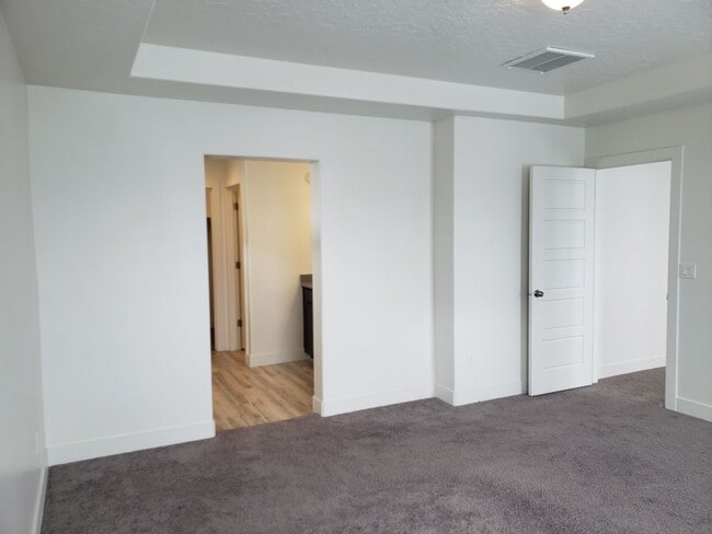 Building Photo - Trails and more at this Harvest Park Home in Mapleton!!