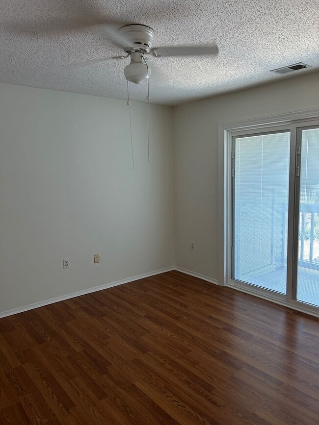 Building Photo - Rare Hoover Creek Condo with One Car Garage