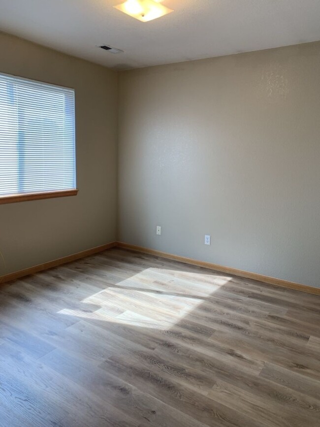 Building Photo - STUDENTS WELCOME! 3 Bed, 2 Bath Duplex in ...