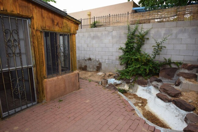 Building Photo - 6008 Quemado Dr NE