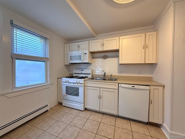 Building Photo - 35 East Ave