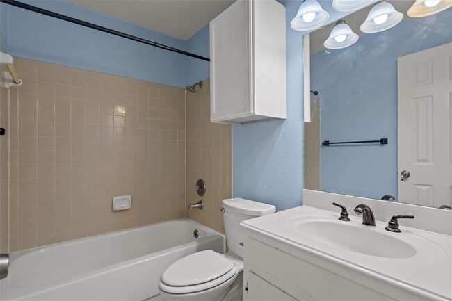 Building Photo - 621 Luther Dr