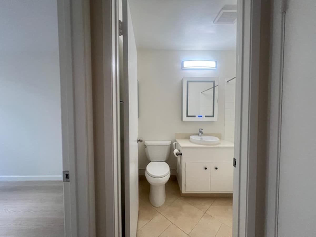 Building Photo - 811 York St