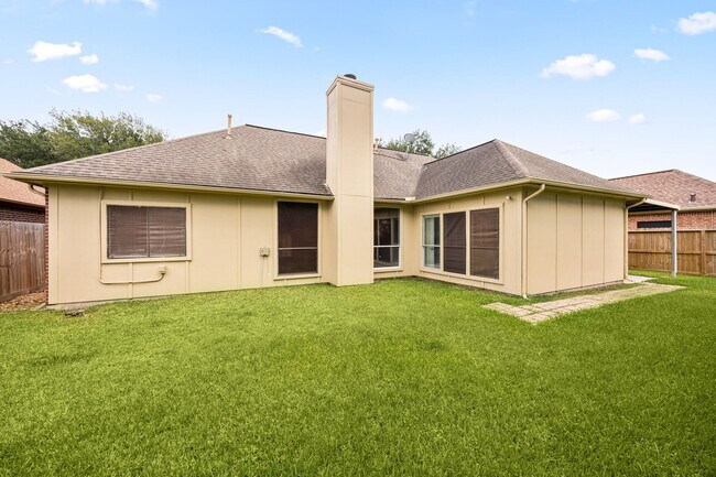 Building Photo - 10215 Hedge Way Dr