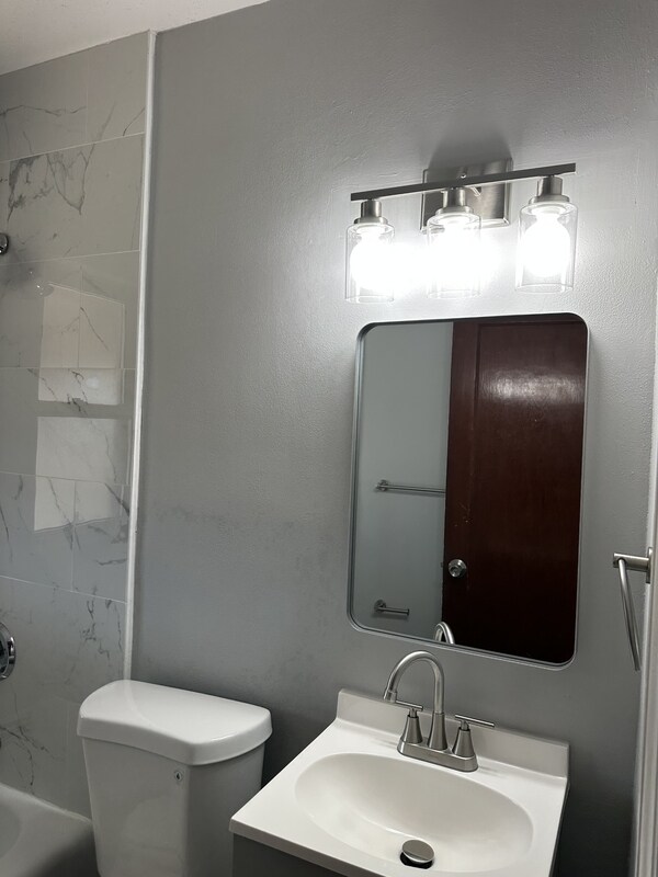 Building Photo - 1475 W Duchesne Dr