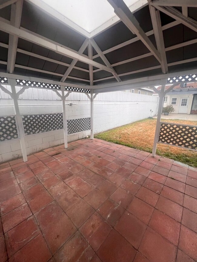 Building Photo - Beautiful 3 Bed / 2 Bath Home with Detached Bonus Space