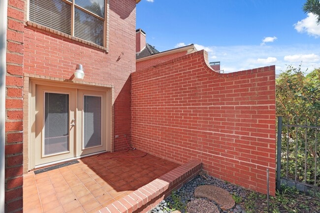 Building Photo - 57 Foxhall Crescent Dr