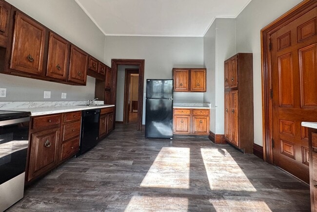 Building Photo - 349 6th Ave S