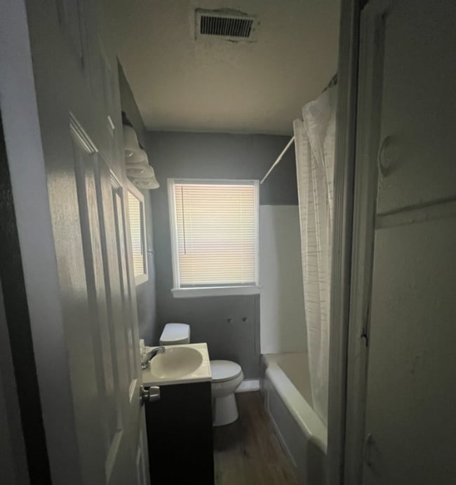 Building Photo - Charming 1 Bedroom 1 Bath Duplex for Rent Northeast Wichita, Near WSU - Prelease Today.