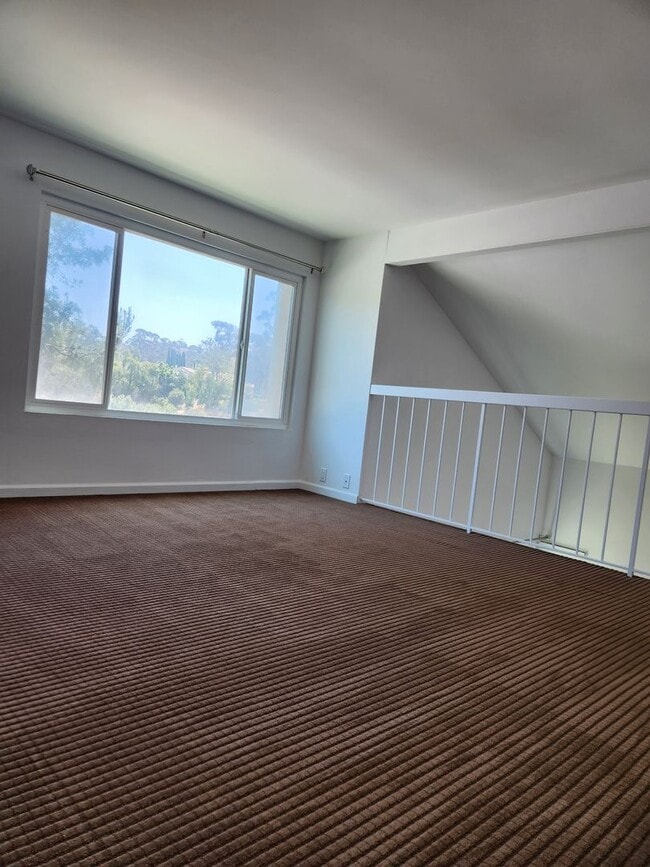 Building Photo - Tierrasanta 3 bed 2 ba Townhouse with Canyon View