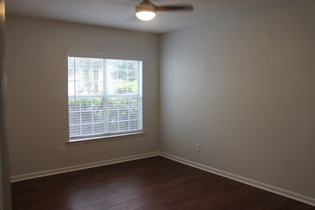 Building Photo - Updated Apartment in Plantation Point