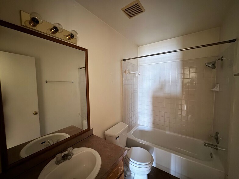 Building Photo - 4410 Sylvia Dr