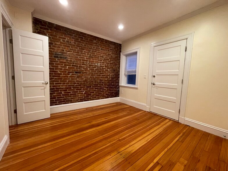 Building Photo - 1614 Beacon St