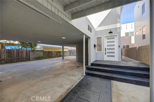 Building Photo - 1090 Loma Dr