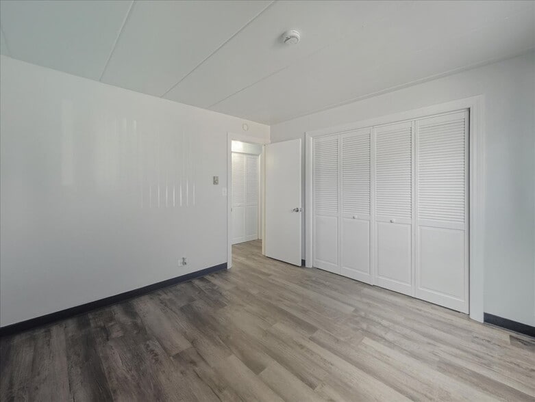 Building Photo - 350 S Main St