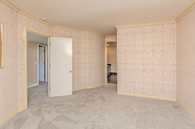 Building Photo - Extraordinary 5-Bed / 5-Bath Oceanfront Pr...