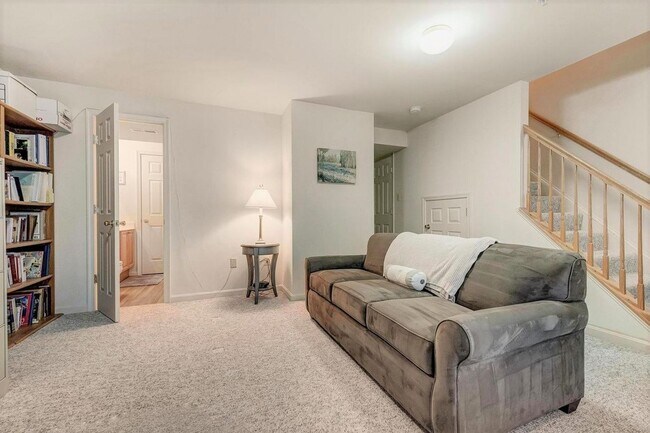 Building Photo - Extremely well maintained END UNIT townhou...