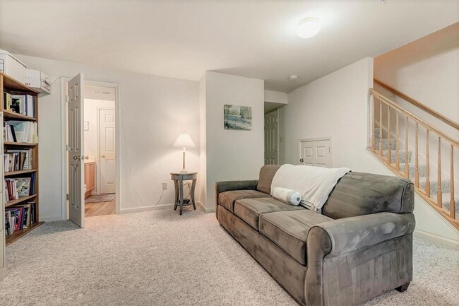 Building Photo - Extremely well maintained END UNIT townhouse in Ballenger creek available before the holidays!