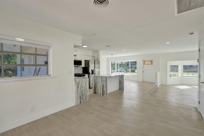 Building Photo - 4200 NE 15th Ave